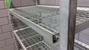 St&aring;lpl&aring;t med dubbel kant