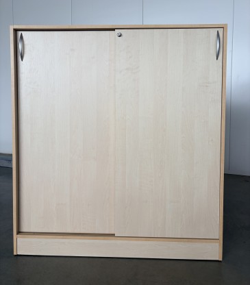 Skåp i trä H:133, B:120, D38cm
