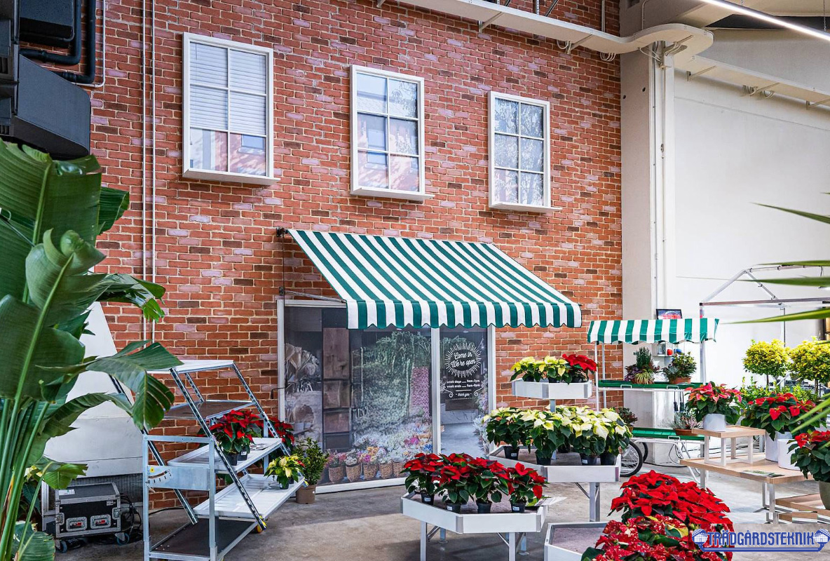 Bild p&aring; hur blomsterbord kan anv&auml;ndas f&ouml;r att exponera blommor utanf&ouml;r en butik.